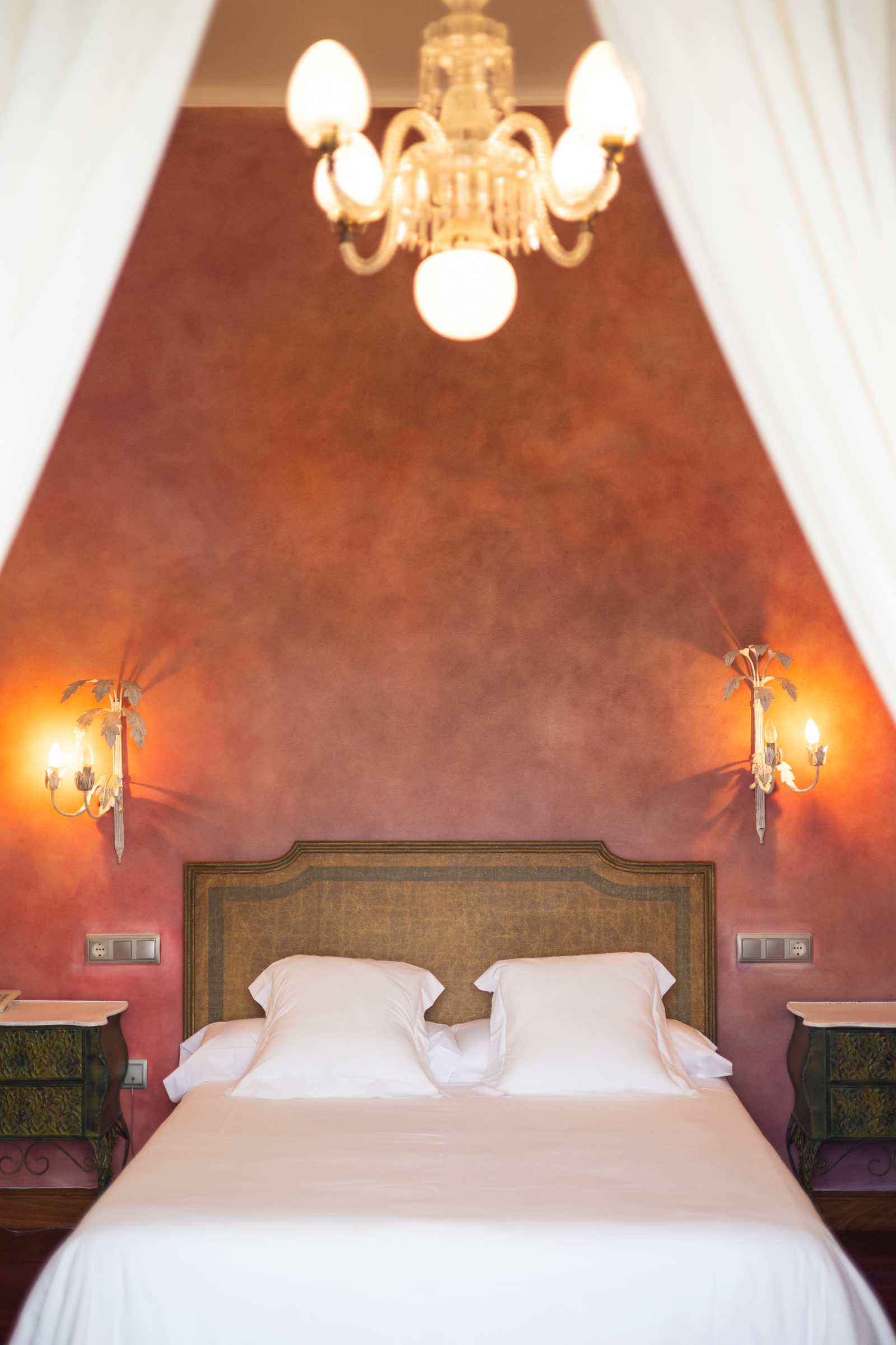 Dormitorio con maderas nobles